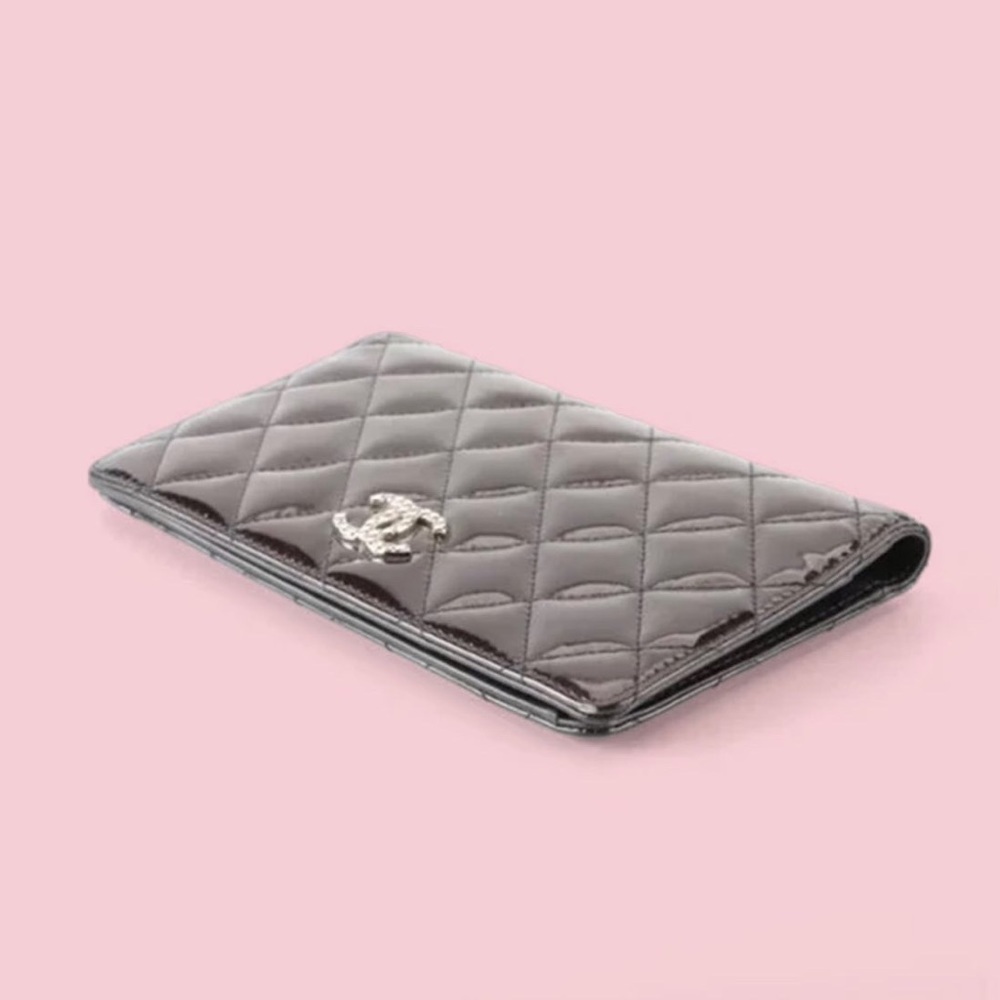 Chanel CC Yen Wallet in Quilted Patent Leather - Picture 3 of 12